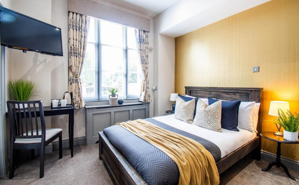 Bed, TV and multimedia, Bedroom