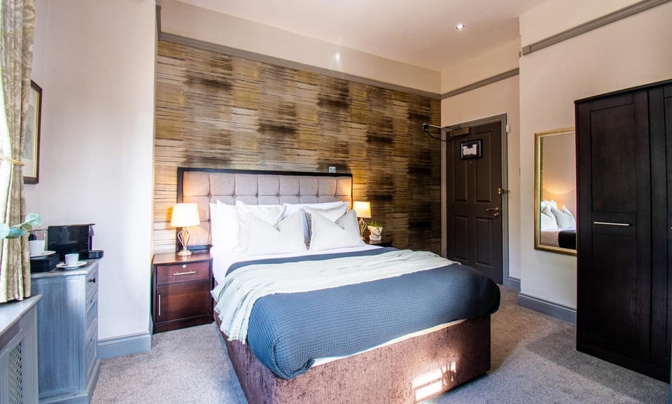 Bed, Photo of the whole room, Bedroom, wardrobe