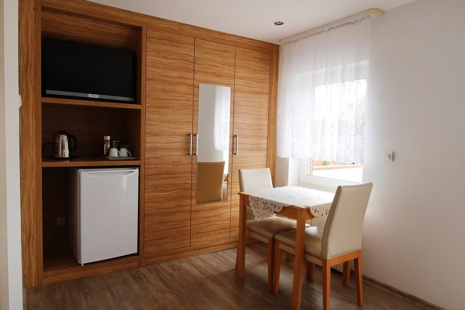 TV and multimedia, Balcony/Terrace, Photo of the whole room, Decorative detail, Seating area, Garden view, Buffet breakfast, furniture, internet, minibar, wardrobe