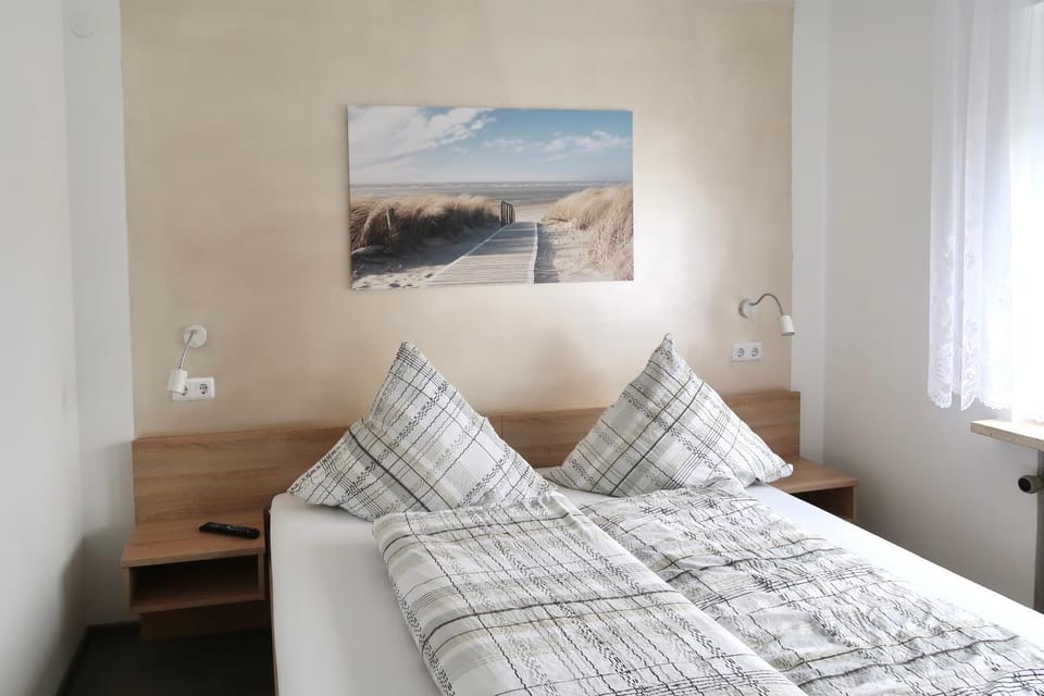 Communal lounge/ TV room, Bed, Bedroom, wardrobe