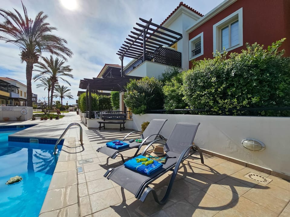 Swimming pool, sunbed