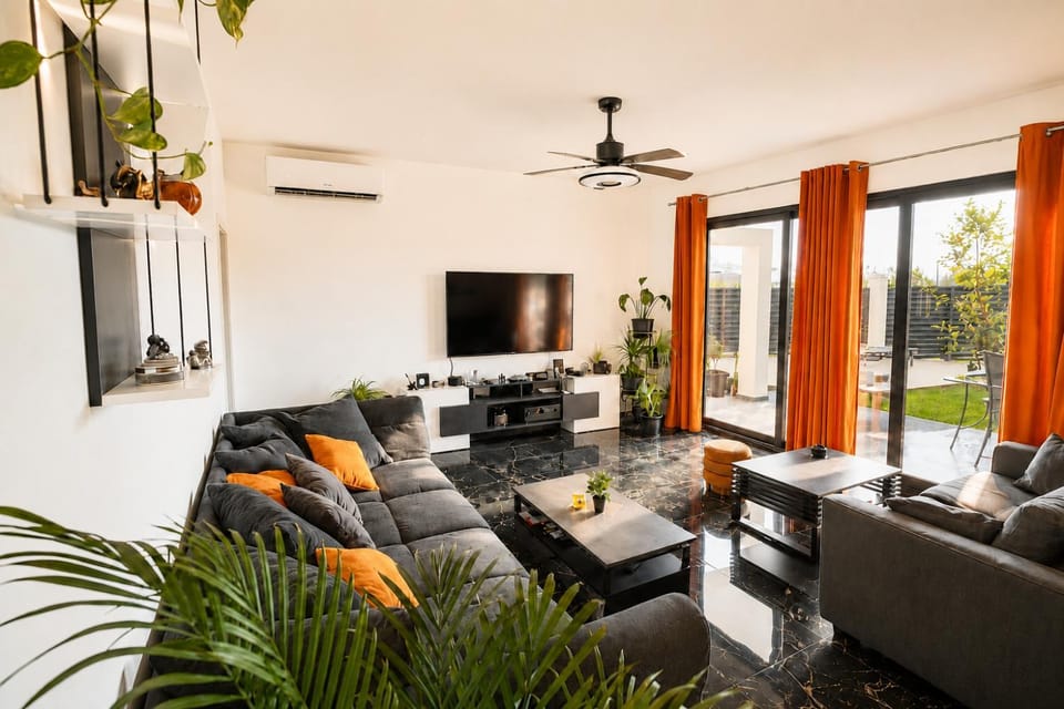 Communal lounge/ TV room, TV and multimedia, Living room, Seating area, Evening entertainment, air conditioner