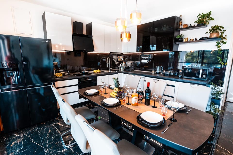 Kitchen or kitchenette, Dining area, minibar, stove