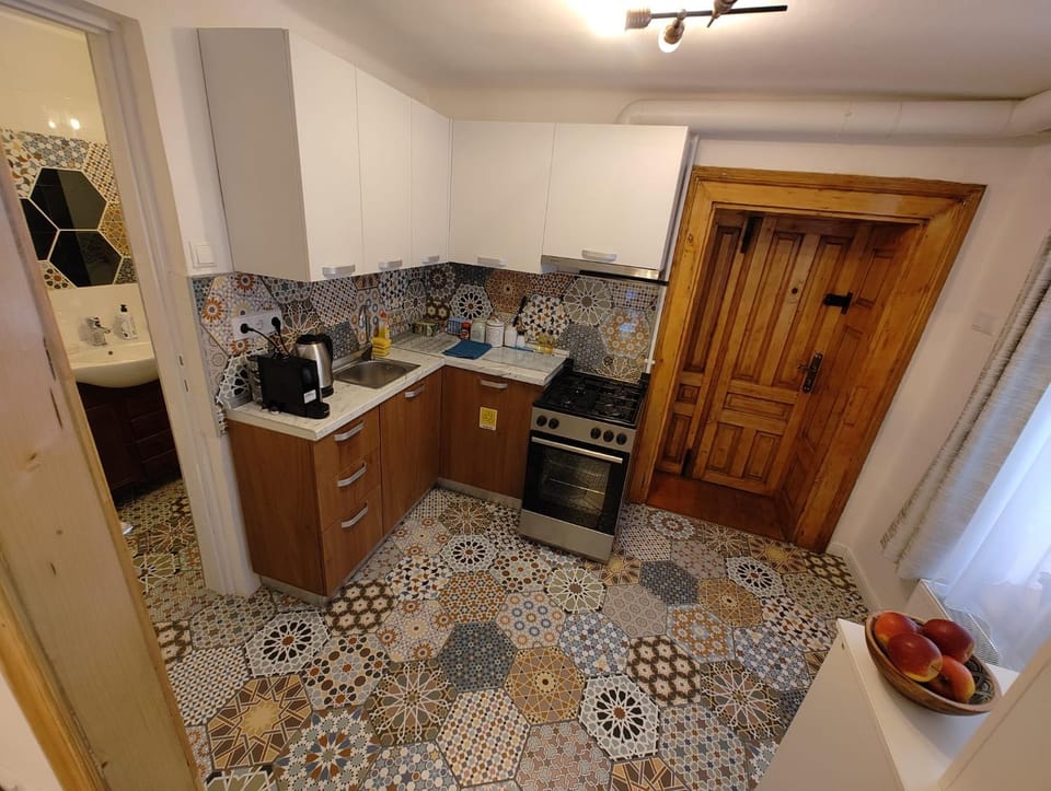 Coffee/tea facilities, Kitchen or kitchenette, stove