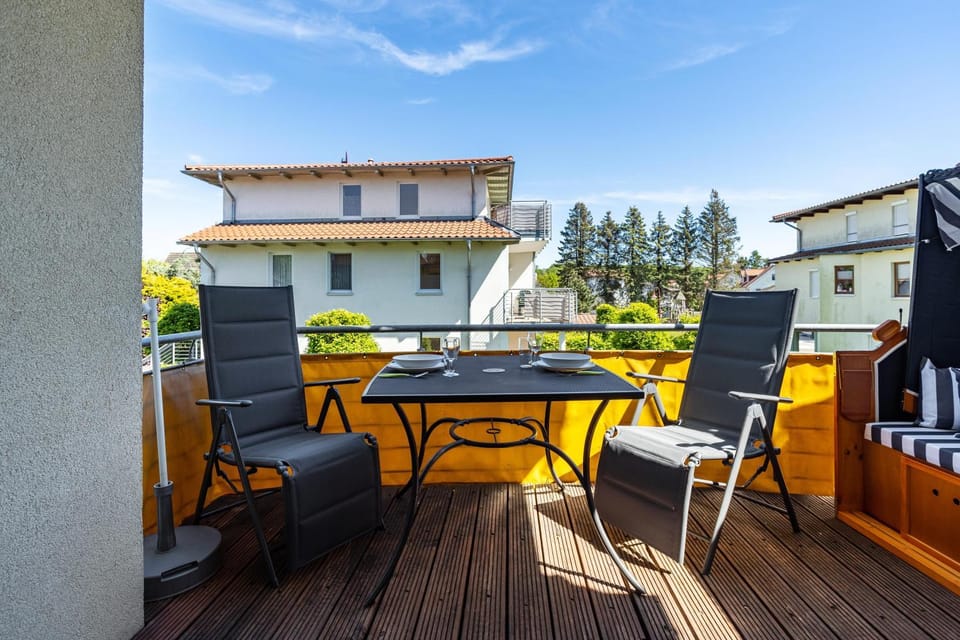 Property building, Balcony/Terrace, Living room