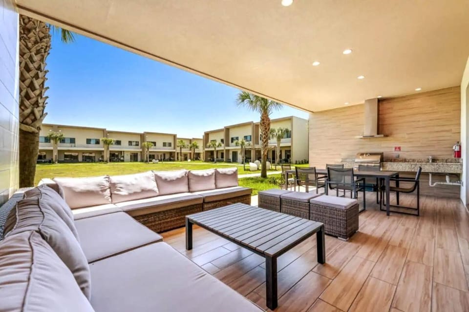 Elegant Home w 3 En Suites & Breathtaking View House in Bay Lake