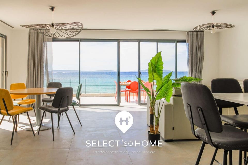 Living room, Dining area, Sea view