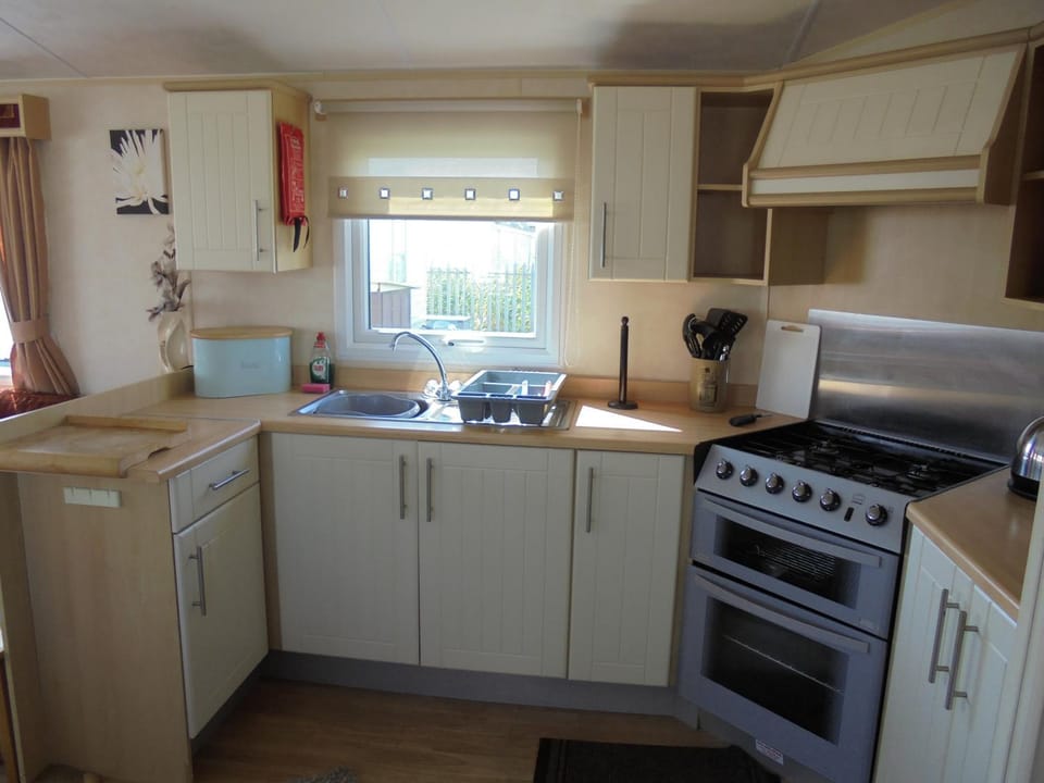 Kitchen or kitchenette, pet friendly, stove