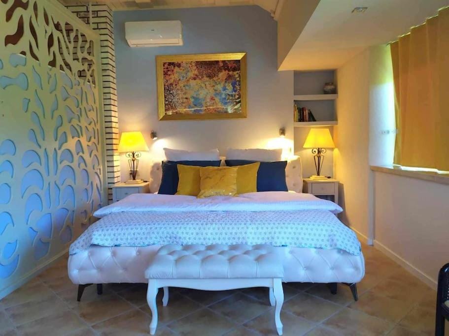 Bed, Library, Photo of the whole room, Bedroom, air conditioner