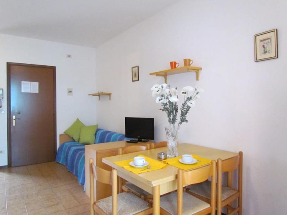 Communal lounge/ TV room, TV and multimedia, Living room, Decorative detail, Dining area