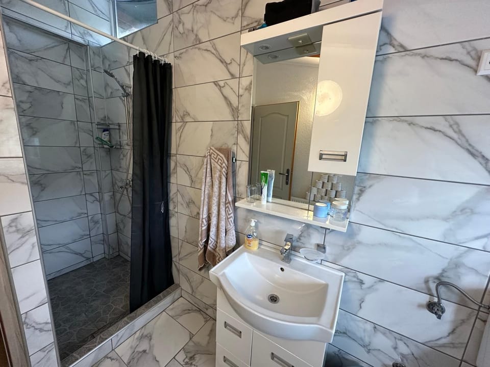 Shower, Toilet, Bathroom, Bath, towels