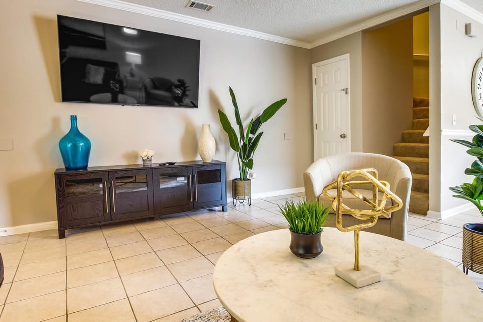 Soothing Savannah Townhome with Patio! House in Savannah