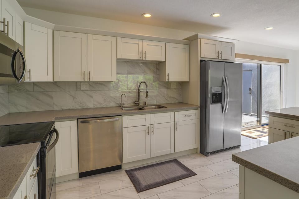 Sunny Palm Springs Townhome w/ Pool Access! House in Palm Springs