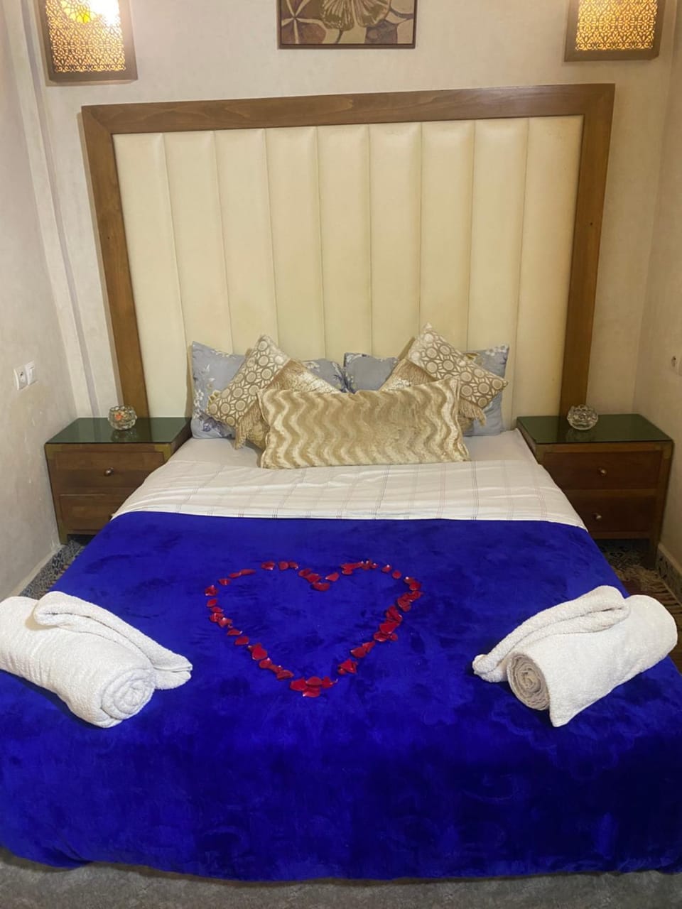 Bed, Photo of the whole room, Bedroom, towels