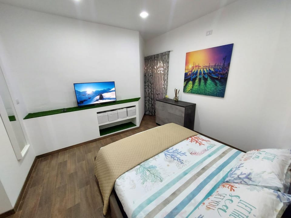 Bed, TV and multimedia, Bedroom