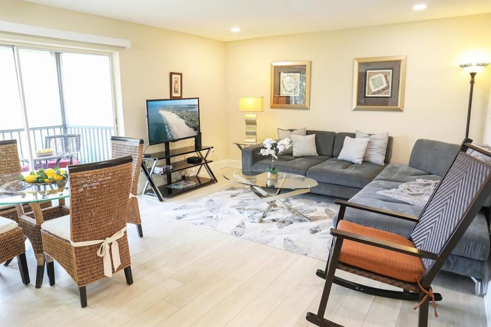 Sunnyside Palms - 2BR, Poolside, 5 min to Beach Apartment in Largo