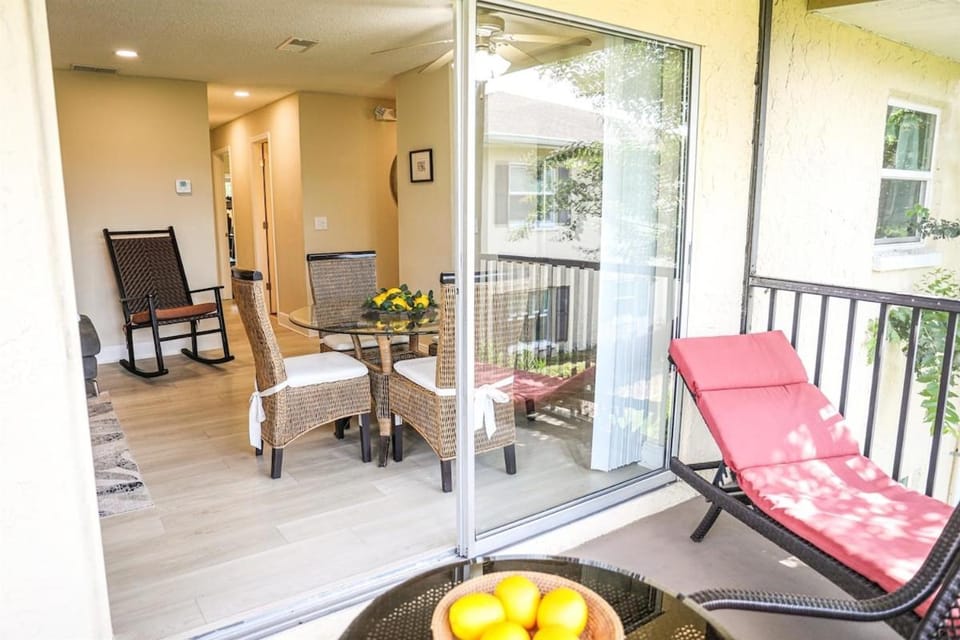 Sunnyside Palms - 2BR, Poolside, 5 min to Beach Apartment in Largo