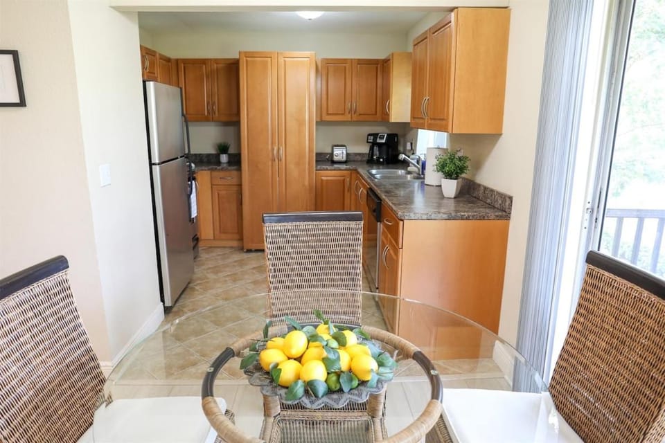 Sunnyside Palms - 2BR, Poolside, 5 min to Beach Apartment in Largo