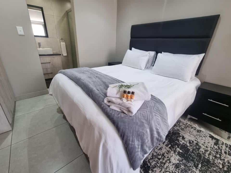 Bed, Photo of the whole room, towels