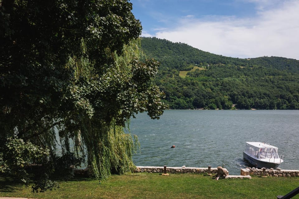 Nearby landmark, Day, Natural landscape, Mountain view, River view
