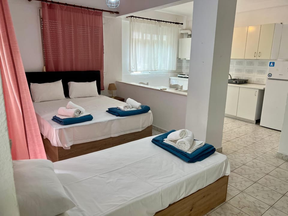 Bed, Kitchen or kitchenette, Photo of the whole room, towels
