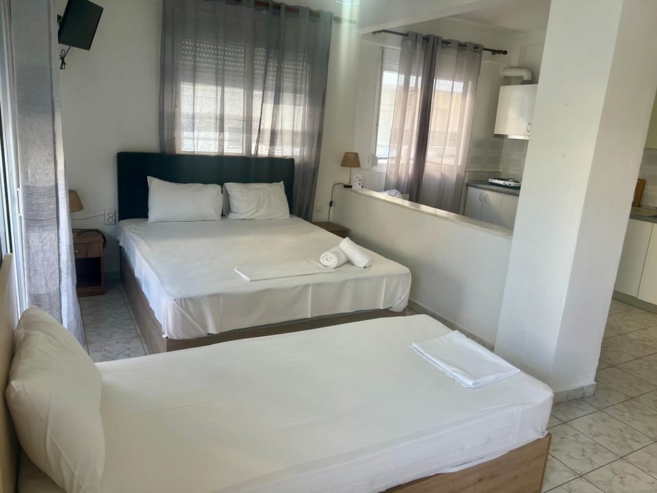 Bed, TV and multimedia, Photo of the whole room, Bedroom