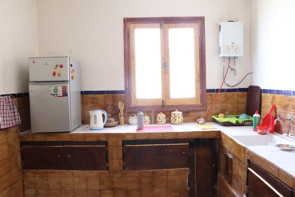 Coffee/tea facilities, Kitchen or kitchenette, stove
