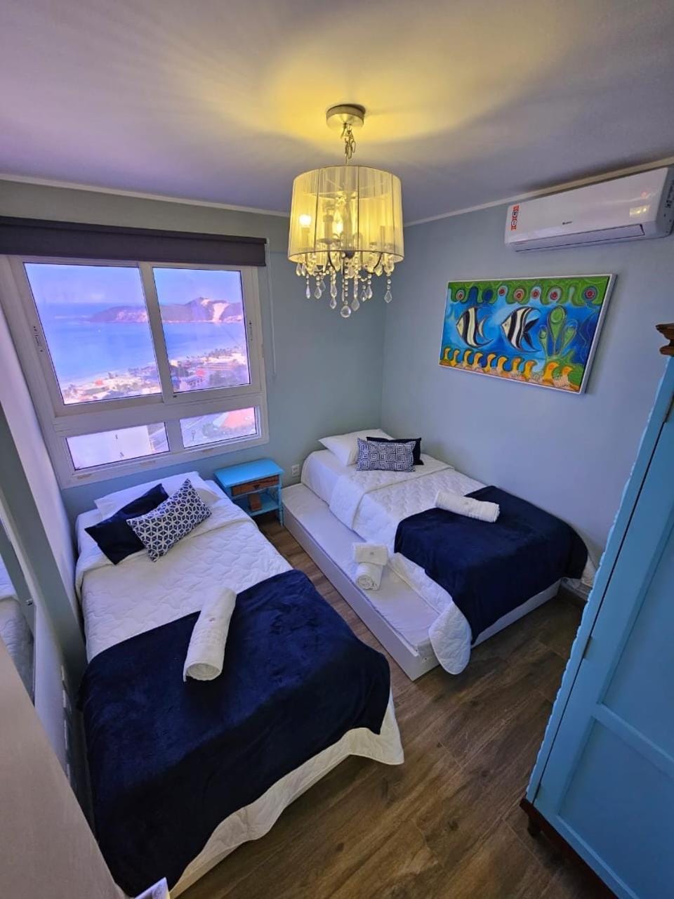 Bed, Photo of the whole room, towels, air conditioner