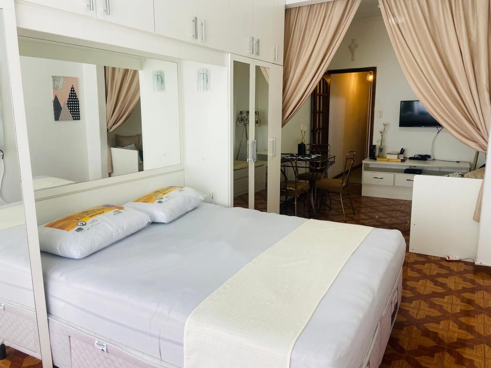 Studio completo ao lado da praia de Copacabana com ar, duas camas, wifi, canais a cabo, até 3 pessoas, pauloangerami DF125 Apartment in Rio de Janeiro