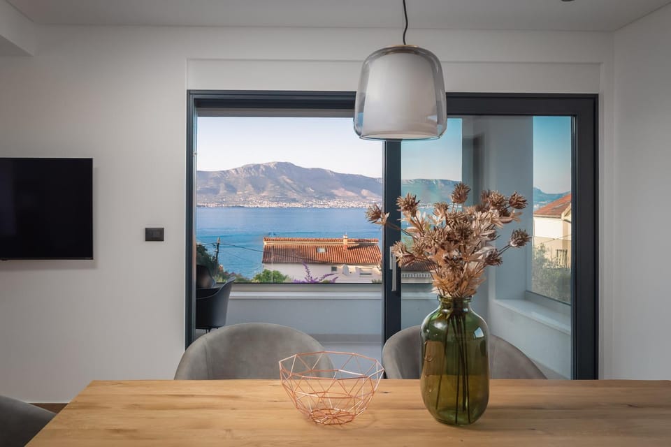 Natural landscape, TV and multimedia, Dining area, Mountain view, Sea view