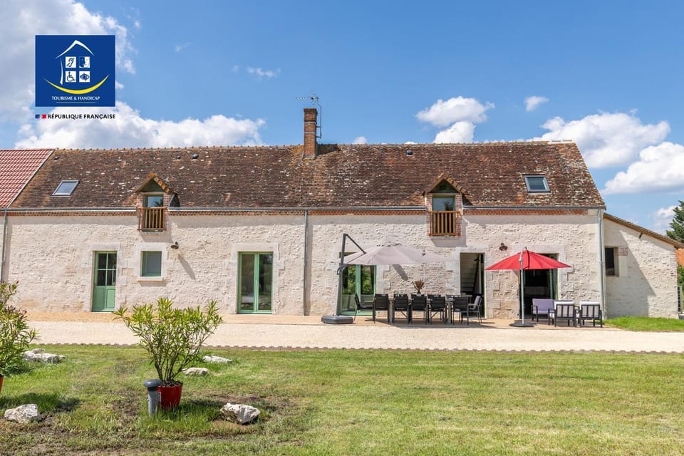 Les Lilas, Grande longère rénovée, 25 minutes du Zoo de Beauval et Chambord, 12 pers, jardin, terrain de pétanque et table ping pong House in Centre-Val de Loire