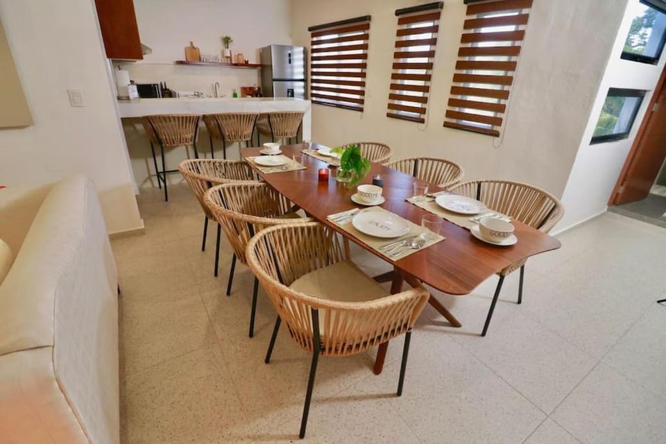 Kitchen or kitchenette, Dining area