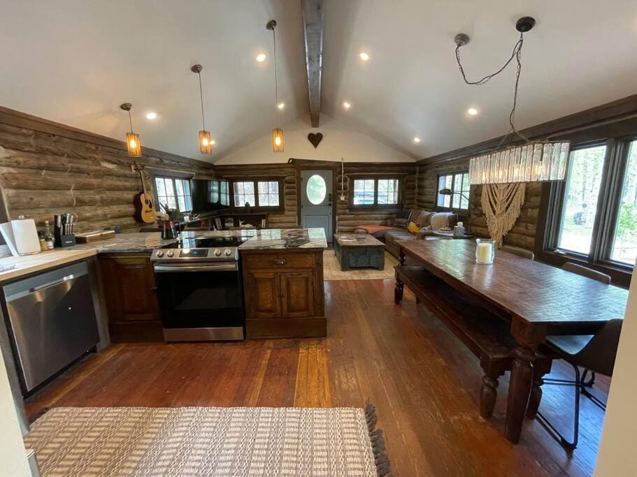 Property building, Kitchen or kitchenette, Dining area, dishwasher, pet friendly, stove