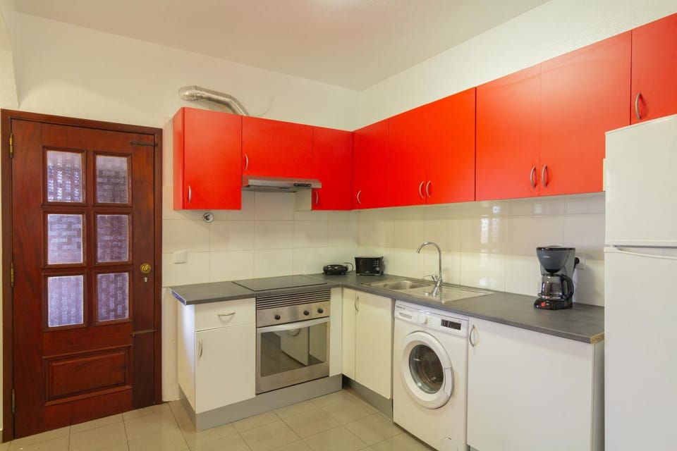 Kitchen or kitchenette, pet friendly, stove, washing machine