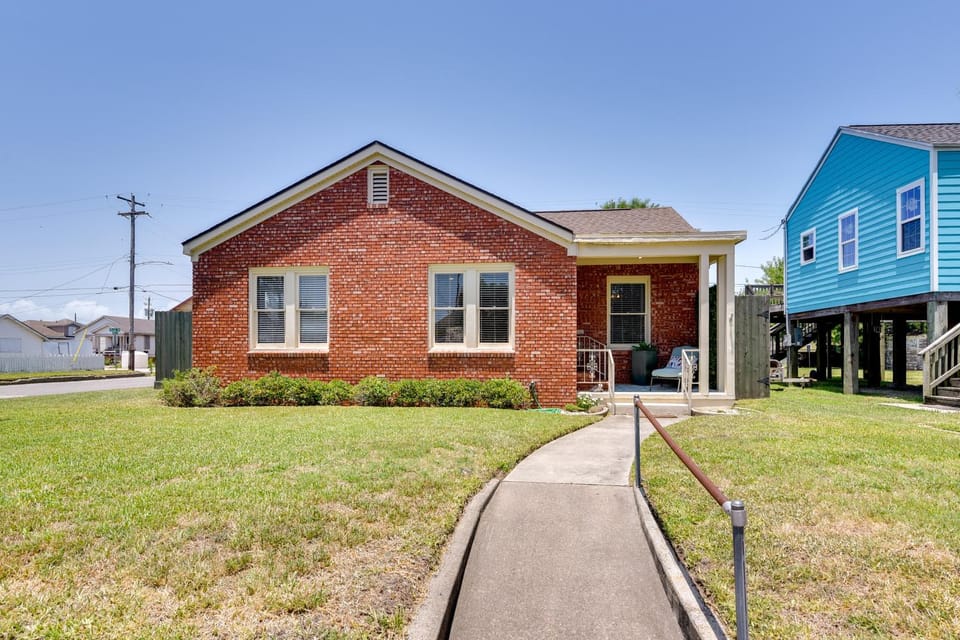 Hot Tub! Family-Friendly Galveston Getaway House in Galveston Island