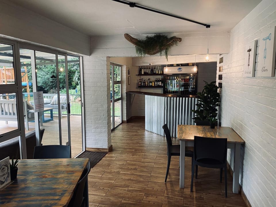 Restaurant/places to eat, Lounge or bar, Dining area