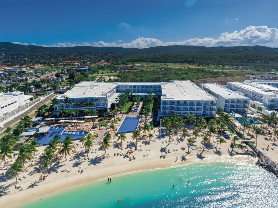 Property building, Bird's eye view, Beach, Swimming pool