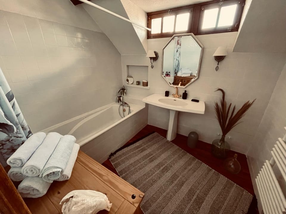 Bathroom, Bath, towels