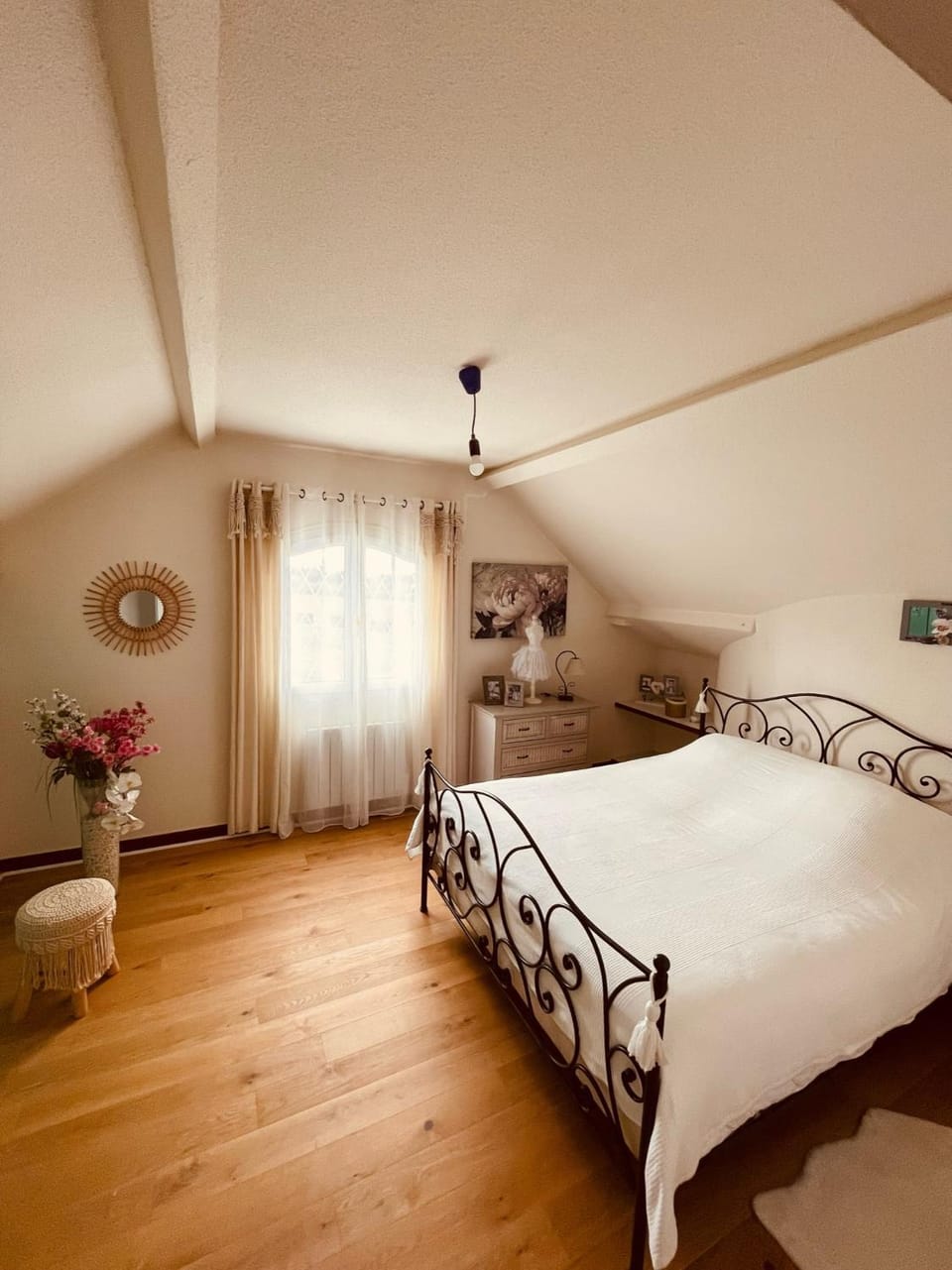 Bed, Photo of the whole room, Bedroom