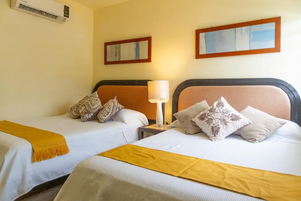 Shower, Bed, Bathroom, Photo of the whole room, Bedroom, Quiet street view, fireplace, fireplace, locker, locker, air conditioner, air conditioner