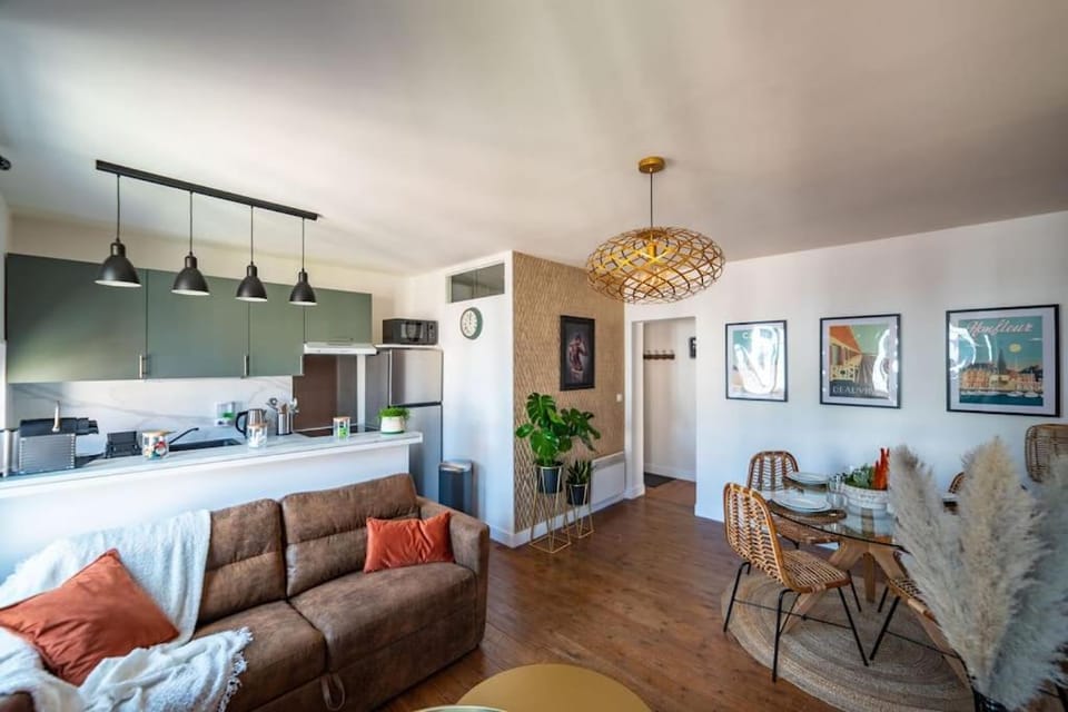 Kitchen or kitchenette, Living room