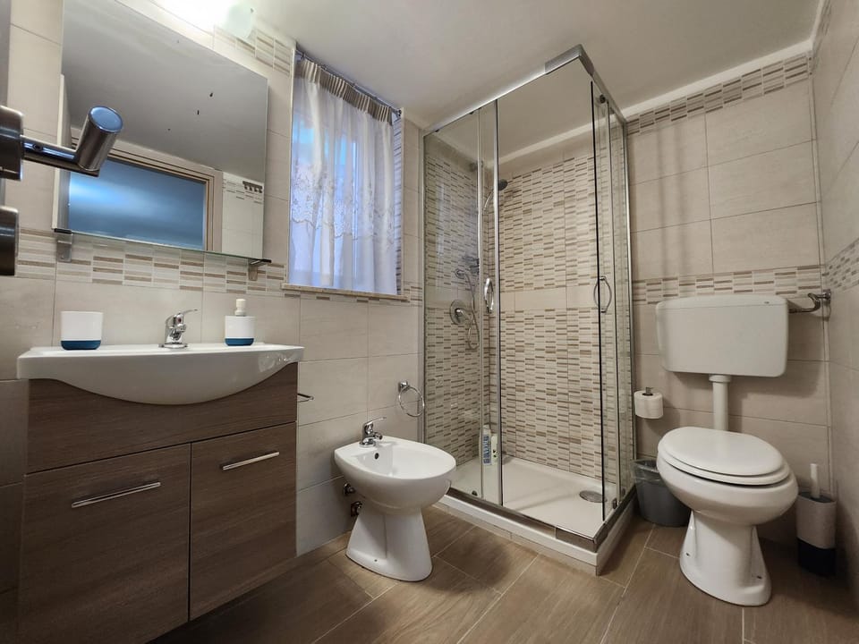 Shower, Toilet, Bathroom, bidet, towels