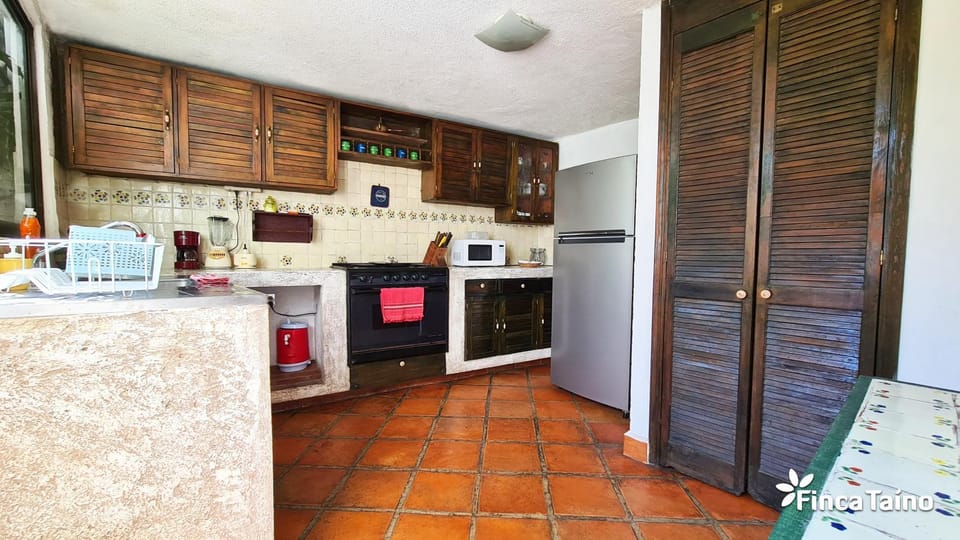 Kitchen or kitchenette, oven, toaster