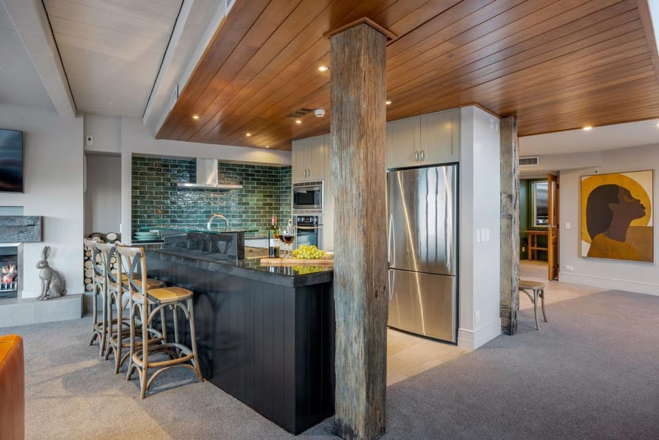 Kitchen or kitchenette, Dining area, minibar, pet friendly, stove