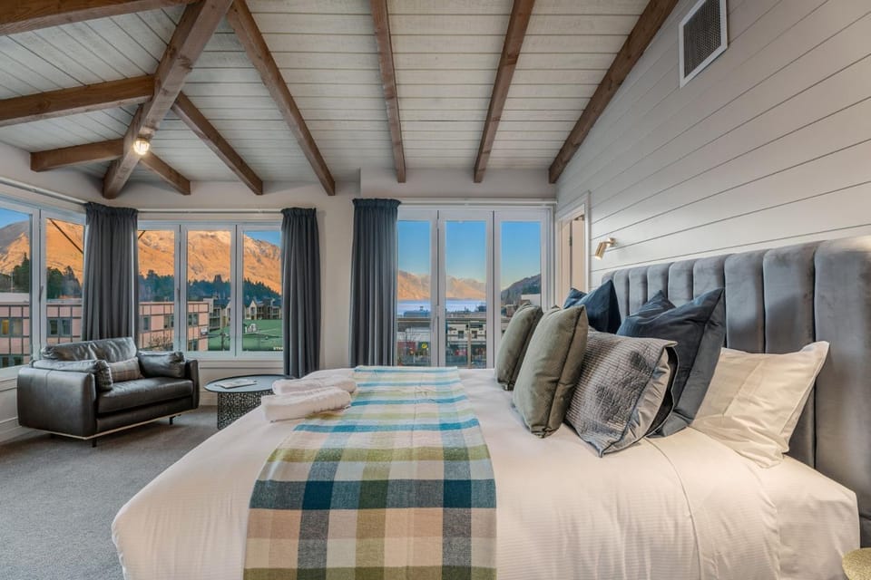 Restaurant/places to eat, Bed, Bedroom, Lake view, Mountain view