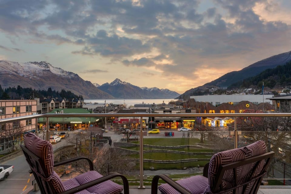 Nearby landmark, Restaurant/places to eat, Day, Natural landscape, Lake view, Mountain view, River view, Shopping Area, Sunset