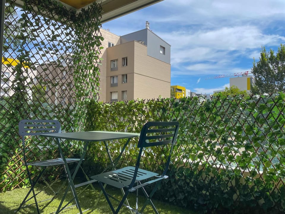 Splendid modern Duplex with 4 bedrooms, very close to Paris, metro "RER A" at 250m, Fast wifi, parking Apartment in Île-de-France