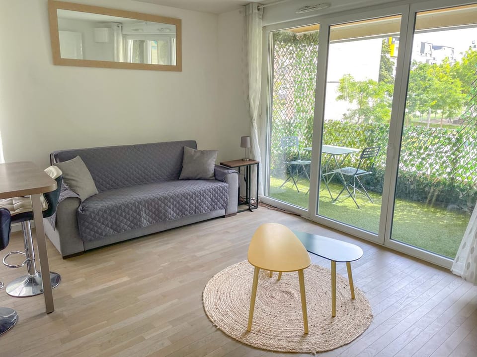 Splendid modern Duplex with 4 bedrooms, very close to Paris, metro "RER A" at 250m, Fast wifi, parking Apartment in Île-de-France
