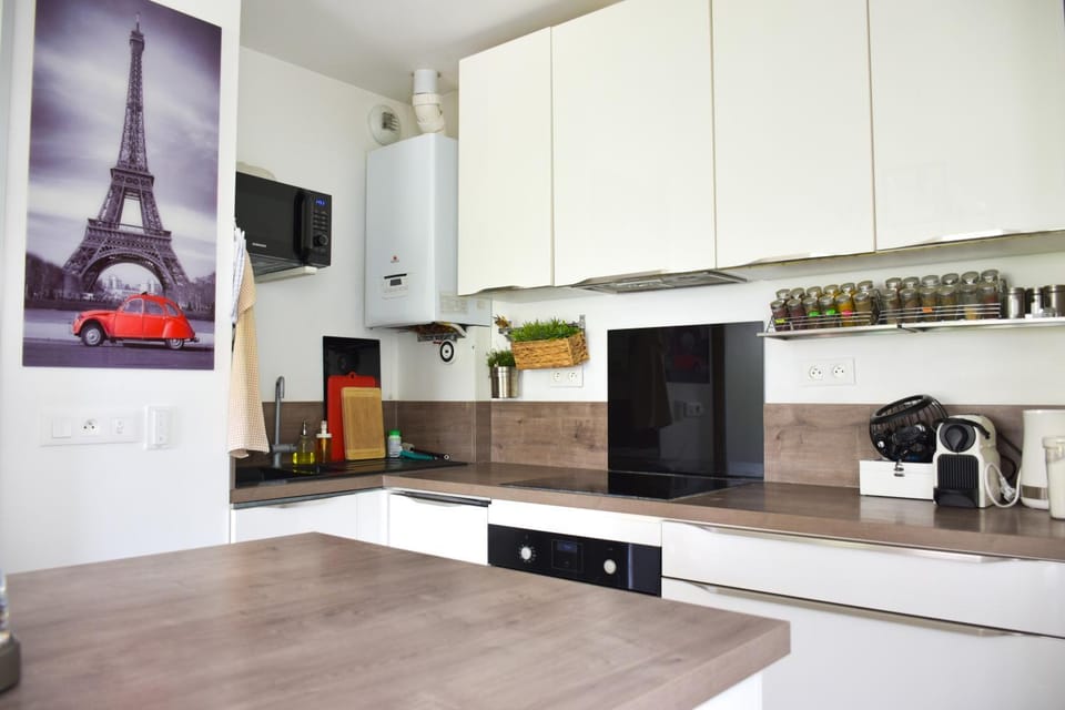 Splendid modern Duplex with 4 bedrooms, very close to Paris, metro "RER A" at 250m, Fast wifi, parking Apartment in Île-de-France