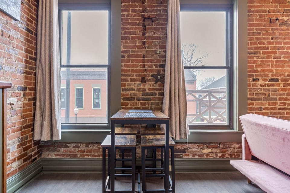 Photo of the whole room, Dining area, City view